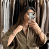 model üzerinde orijinal marka haki gömlek