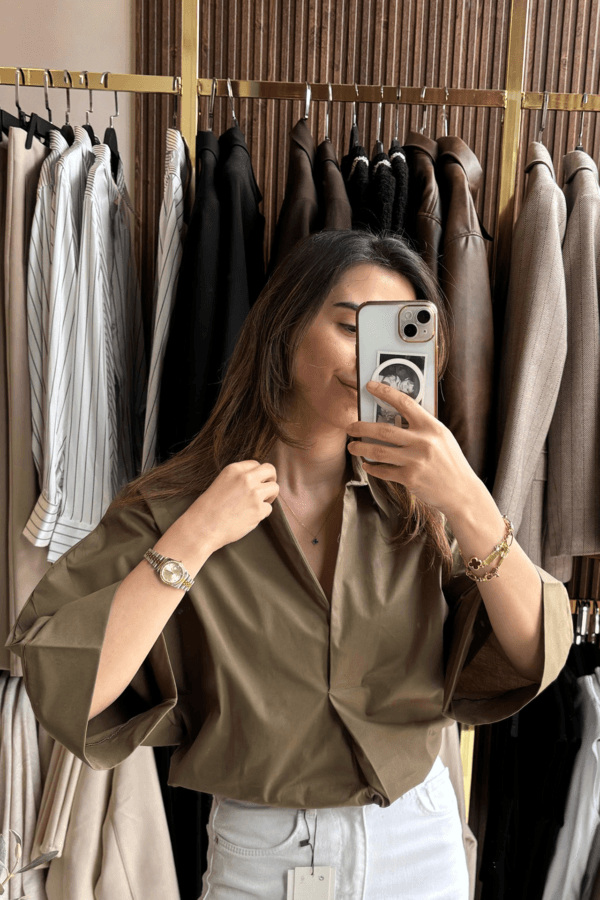 model üzerinde orijinal marka haki gömlek