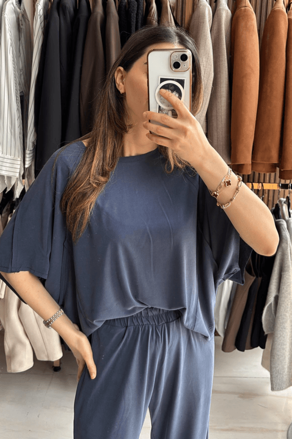 Kadın için indigo Oysho sportif takım, casual giyim için modern ve şık.