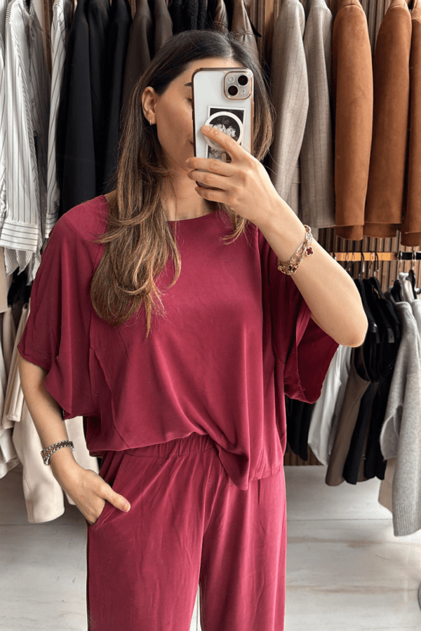 Canlı kırmızı Oysho kadın spor takımı, dinamik ve rahat bir stil sunar