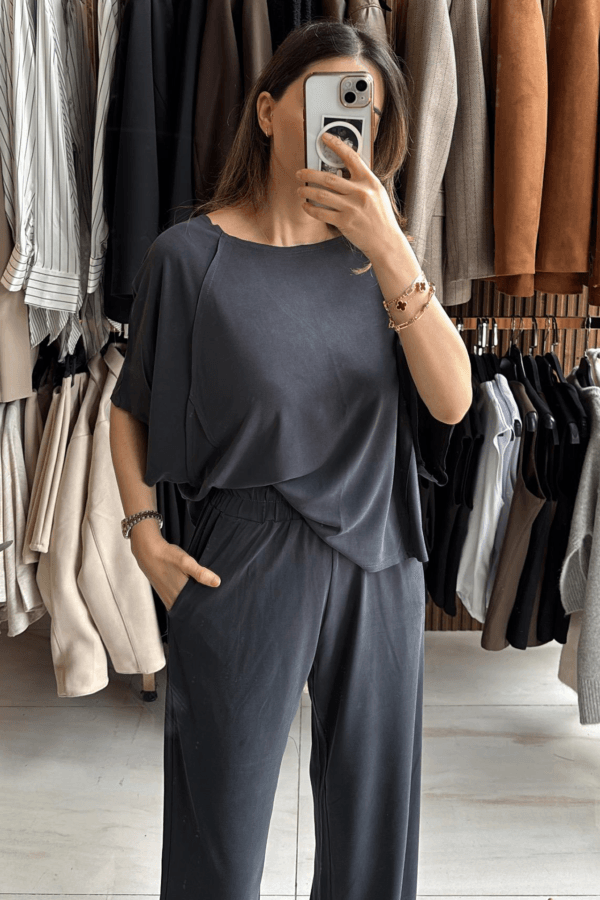 Kadın siyah Oysho sportif takım, oversize kesim ve rahat kumaş yapısıyla evde konfor sağlar.