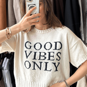 genç kadın, yazlık kolsuz triko tişört giyiyor, good vibes only yazılı