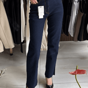Kadın lacivert Zara jean, yüksek belli tasarım ve şık dikiş detaylarıyla.