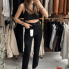 Kadın siyah Zara jean, zarif ve sade tasarımıyla işlevsel ve şık.